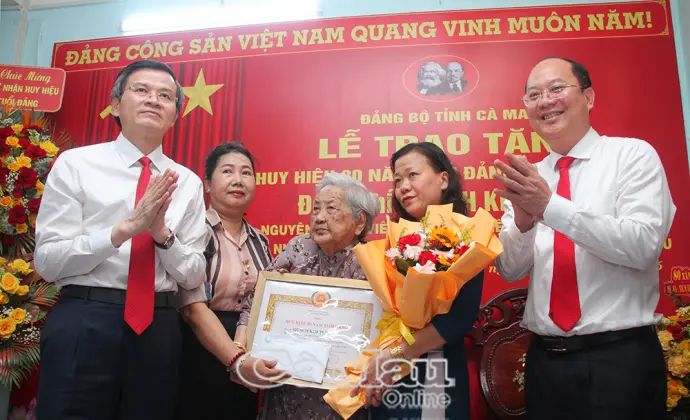 Giám đốc Học viện Chính trị Quốc gia Hồ Chí Minh trao Huy hiệu Đảng cho đảng viên cao niên