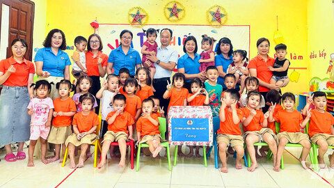 Tặng quà, động viên công nhân dịp Quốc khánh 2-9