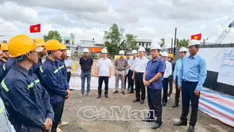 Thăm động viên  kỹ sư, công nhân công trình Kè bờ sông TP Bạc Liêu