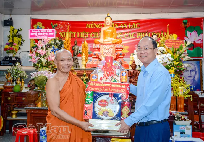 Bí thư Tỉnh uỷ Nguyễn Hồ Hải chúc mừng Hội Đoàn kết sư sãi yêu nước nhân lễ Sen Dolta