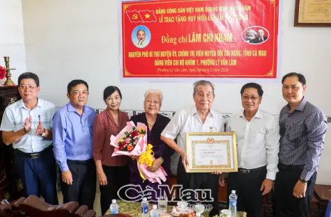 Trao huy hiệu 65 năm tuổi đảng cho đảng viên Lâm Chí Khảm