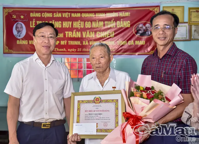 Trao tặng Huy hiệu 60 năm tuổi Đảng cho đảng viên lão thành xã Vĩnh Thanh