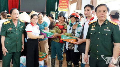 Trao 300 suất quà hỗ trợ người dân phường Linh Sơn