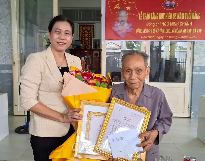 Trao Huy hiệu 65 năm tuổi Đảng cho đồng chí Ngô Minh Chánh