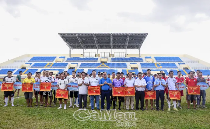 15 đội tranh tài Giải Bóng đá vô địch các Câu lạc bộ tỉnh Cà Mau