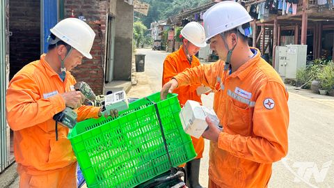 Nỗ lực cấp điện trở lại cho các xã vùng cao