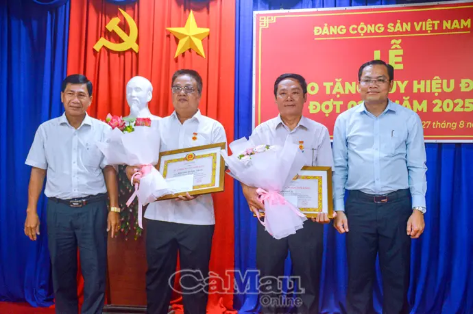 Xã Trần Phán trao Huy hiệu Đảng dịp Quốc khánh 2/9