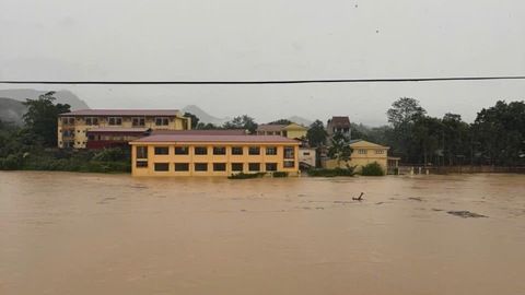 Trường PTDT nội trú Na Rì bị cô lập do nước ngập sâu