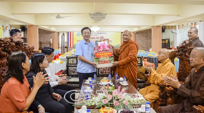 Lãnh đạo tỉnh thăm, tặng quà các cơ sở tôn giáo nhân dịp Quốc khánh 2/9