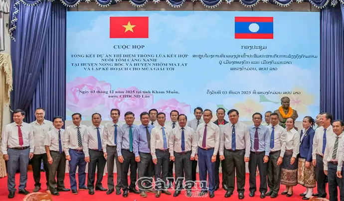 Đoàn cán bộ Cà Mau làm việc với lãnh đạo tỉnh Khăm Muồn