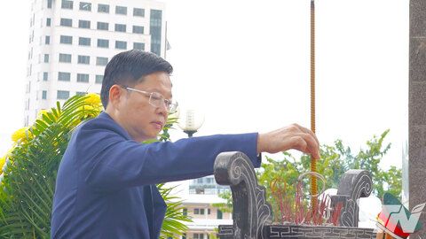 Đoàn đại biểu dự Đại hội MTTQ tỉnh Thái Nguyên dâng hương tưởng niệm các Anh hùng liệt sĩ