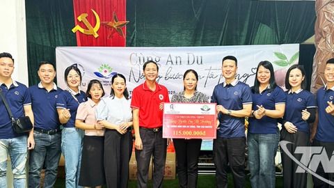 Tặng quà học sinh có hoàn cảnh khó khăn tại Điểm trường Mầm non An Thắng