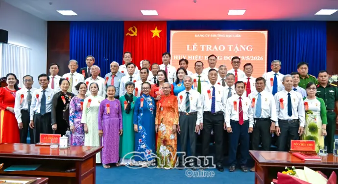 Nhiều địa phương tổ chức trao Huy hiệu Đảng đợt 19/5