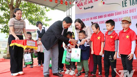 Chương trình 'Xuân về bản em - Tết cho trẻ em nghèo'