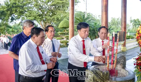 Lãnh đạo tỉnh viếng, dâng hương Chủ tịch Hồ Chí Minh