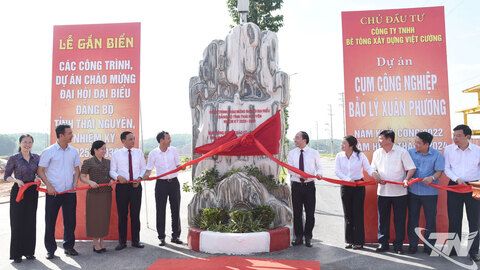 Đồng chí Phó Bí thư Thường trực Tỉnh ủy dự Lễ gắn biển 5 công trình, dự án chào mừng Đại hội Đảng bộ tỉnh