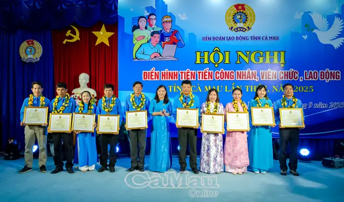 Biểu dương điển hình tiên tiến trong công nhân, viên chức, lao động