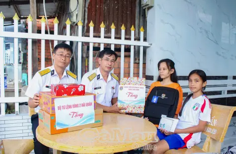 Vùng 2 Hải quân tặng quà cho con ngư dân nhân năm học mới