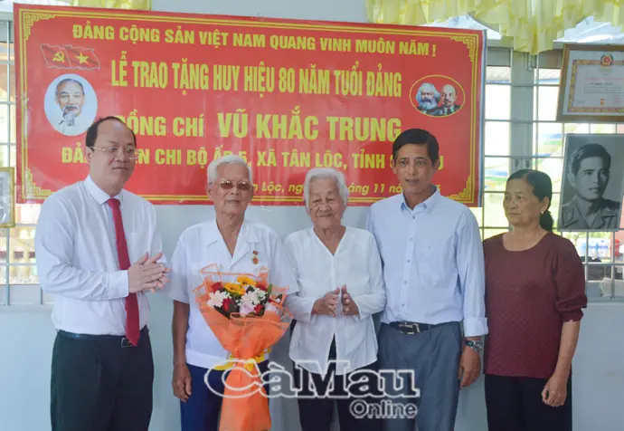 Tỉnh uỷ Cà Mau trao Huy hiệu Đảng đợt 7/11 cho 378 đảng viên