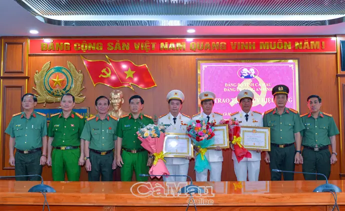 Trao tặng Huy hiệu 30 năm tuổi Đảng cho cán bộ Công an tỉnh Cà Mau