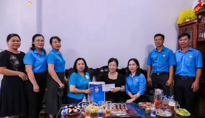 Phó Chủ tịch Thường trực Tổng Liên đoàn Lao động Việt Nam thăm, tặng quà đoàn viên mắc bệnh hiểm nghèo tại Cà Mau