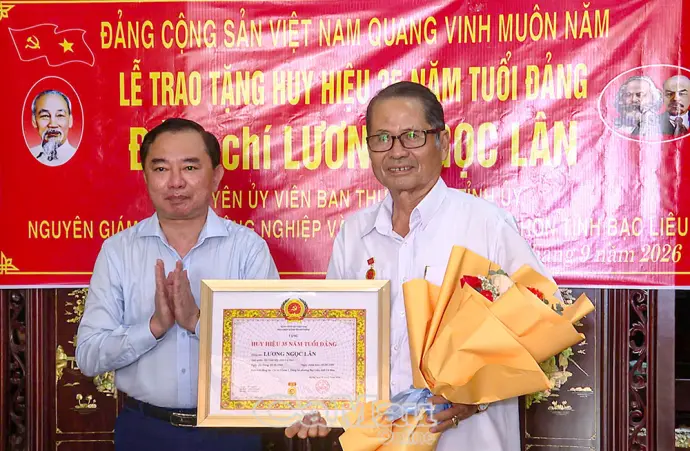 Trao Huy hiệu 35 năm tuổi Đảng đến đồng chí Lương Ngọc Lân
