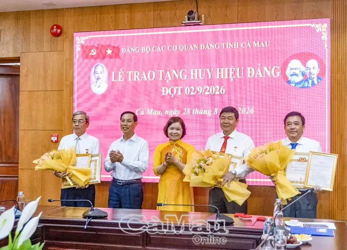Đảng uỷ các cơ quan Đảng tỉnh trao Huy hiệu Đảng đợt 2/9