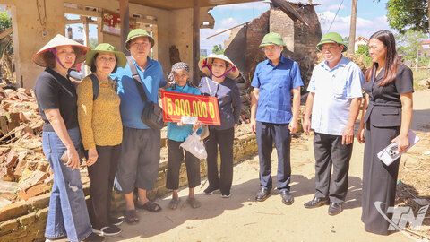 Trao 280 suất quà hỗ trợ người dân Phú Bình khắc phục hậu quả mưa lũ