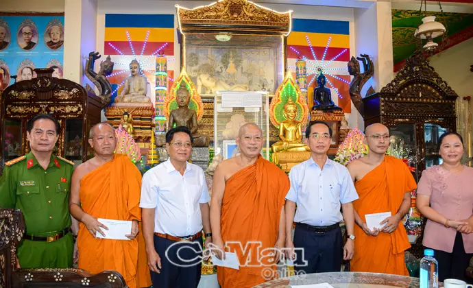 Phó Bí thư Tỉnh uỷ Hồ Thanh Thuỷ thăm, chúc mừng lễ Sene Dolta