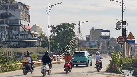 Cầu Gia Bảy: Nhiều xe ô tô vẫn lưu thông, dù có biển cấm