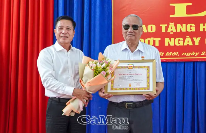 Xã Đất Mới trao tặng Huy hiệu Đảng cho 35 đảng viên