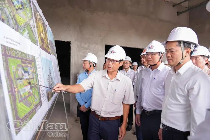 Thứ trưởng Thường trực Bộ Y tế Vũ Mạnh Hà khảo sát tại Cà Mau