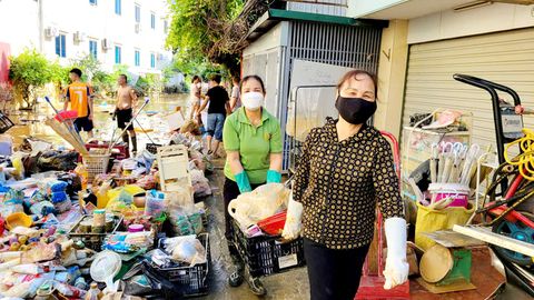 Người dân khẩn trương dọn dẹp sau mưa lũ