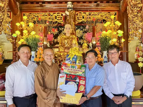 Lãnh đạo tỉnh thăm, chúc mừng Ban lãnh đạo các cơ sở Phật giáo nhân Đại lễ Phật đản