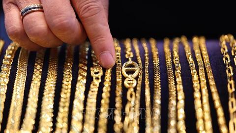 Giá vàng giảm nhẹ do hoạt động chốt lời và đồng USD phục hồi