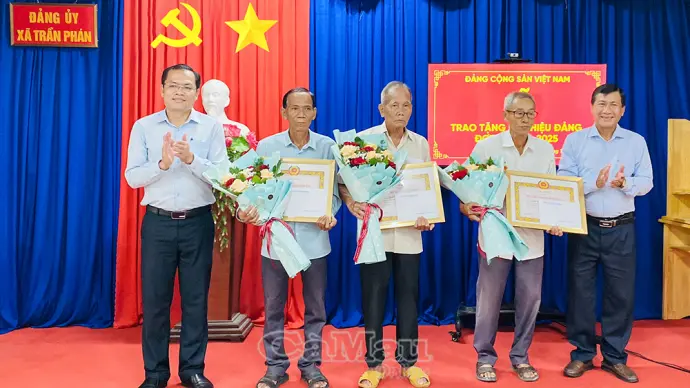 Phó Chủ tịch UBND tỉnh Ngô Vũ Thăng trao Huy hiệu Đảng tại xã Trần Phán