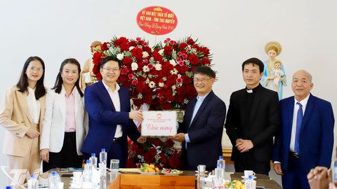 Lãnh đạo tỉnh Thái Nguyên chúc mừng Giáo xứ Phú Cường nhân dịp Giáng sinh