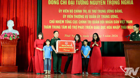 Đại tướng Nguyễn Trọng Nghĩa tặng quà Trung tâm Hỗ trợ phát triển giáo dục hòa nhập trẻ khuyết tật Thái Nguyên