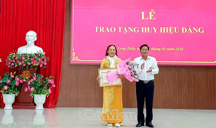 Trao tặng huy hiệu 45 năm tuổi Đảng