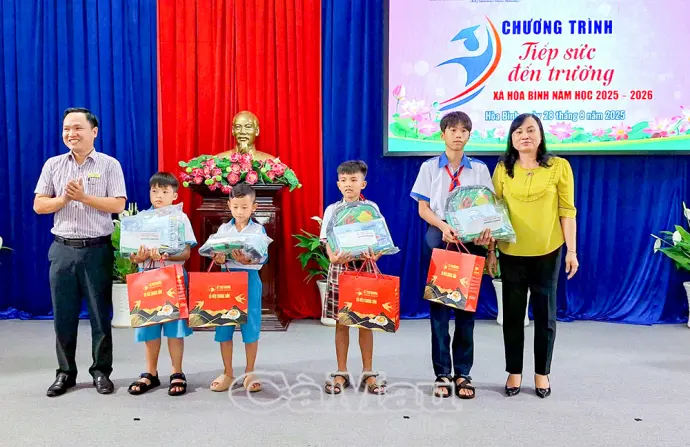 “Tiếp sức đến trường” tại xã Hòa Bình