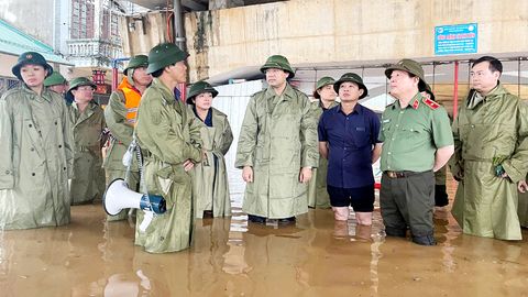 Đồng chí Bí thư Tỉnh ủy kiểm tra, chỉ đạo công tác ứng phó với mưa lũ
