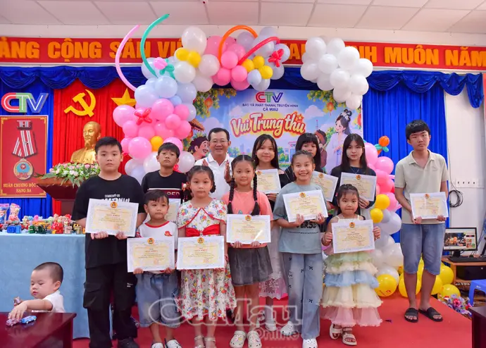 Báo và phát thanh, truyền hình Cà Mau vui Trung thu sớm cho thiếu nhi