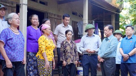 Phó Chủ tịch Quốc hội Lê Minh Hoan kiểm tra, động viên nhân dân vùng lũ tại Thái Nguyên