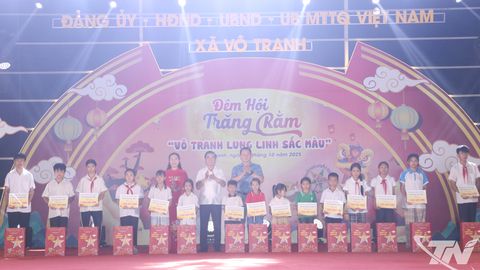 Lãnh đạo HĐND tỉnh dự Đêm hội Trăng rằm ở xã Vô Tranh