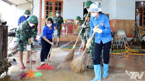 Hơn 200 bộ đội hỗ trợ người dân phường Linh Sơn khắc phục hậu quả mưa lũ