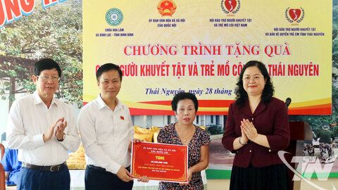 Tặng quà tại Trung tâm Bảo trợ xã hội Hường Hà Nguyệt
