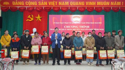 Lãnh đạo tỉnh trao quà Tết cho hộ nghèo, học sinh có hoàn cảnh khó khăn