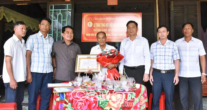 Trao Huy hiệu Đảng cho đảng viên cao niên tại xã Ninh Thạnh Lợi