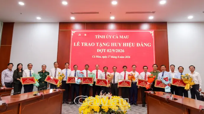 Vinh dự nhận Huy hiệu Đảng trong niềm tự hào ngày Quốc khánh