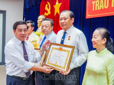 Trao Huy hiệu 30 và 40 năm tuổi Đảng cho 13 đảng viên thuộc Đảng ủy UBND tỉnh